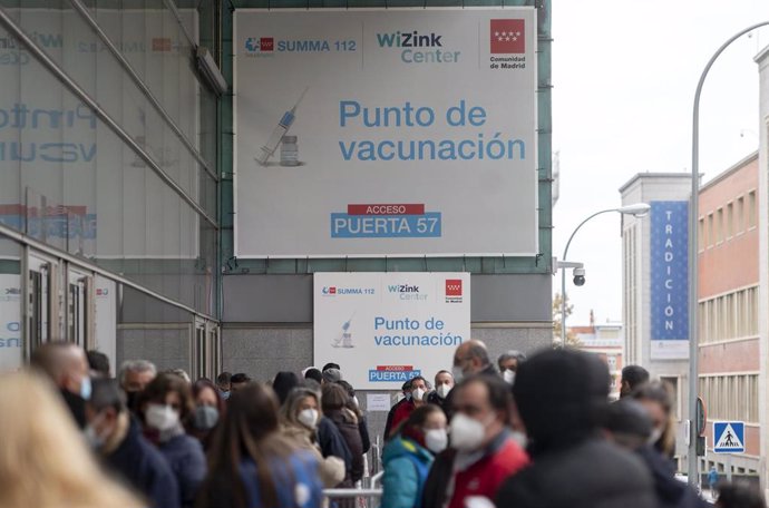 Varias personas hacen cola para la tercera dosis del Covid, en el Wizink Center, a 23 de noviembre de 2021, en Madrid (España). Los centros de vacunación reabrieron ayer para que las personas se pusieran la llamada dosis de recuerdo o tercera dosis. L