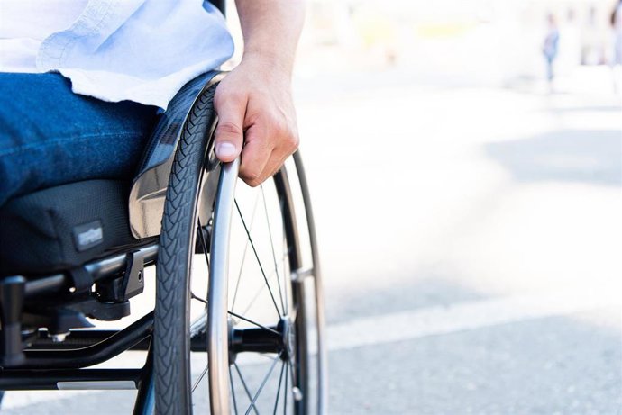 Archivo - Usuario de silla de ruedas, en una foto de archivo.