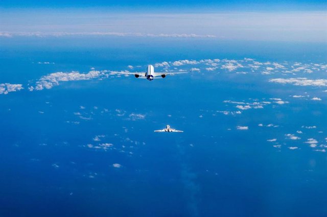 Un falcon de DLR en la estela de emisiones del Airbus A350