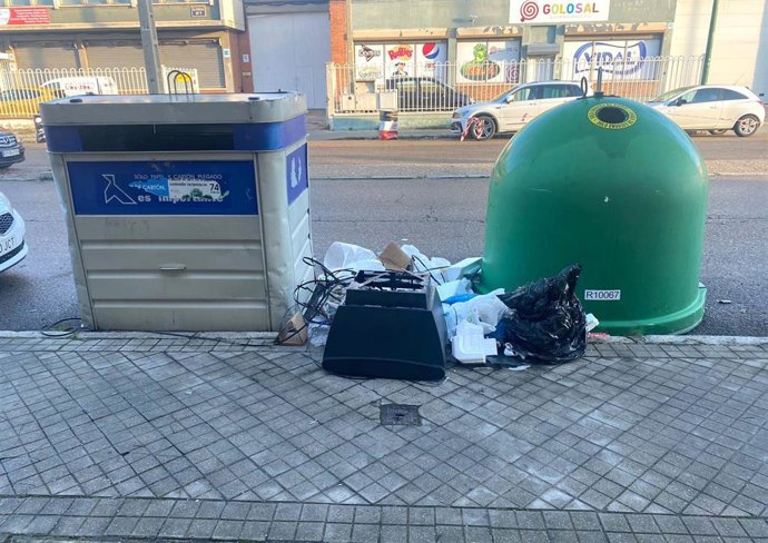 Residuos en la vía pública del polígono de Argales, en Valladolid.