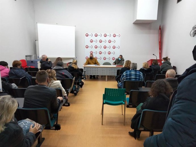 Asamblea de trabajadores celebrada en Torrelavega