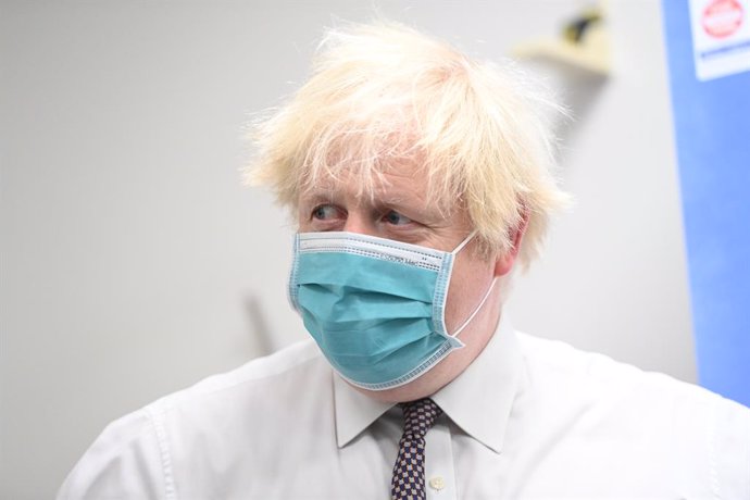 30 November 2021, United Kingdom, London: UK Prime Minister Boris Johnson visits the Lordship Lane Primary care Centre in north London to meet staff and see people receiving their booster vaccines. Photo: Paul Grover/Daily Telegraph via PA Wire/dpa