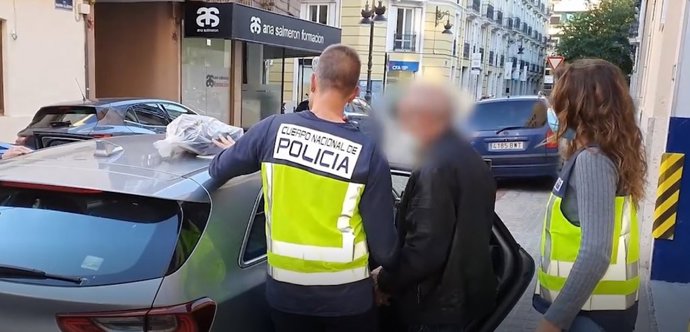 Agentes de la Policía Nacional han detenido a un hombre de 62 años por presuntamente matar a su mujer en diciembre del pasado año en Mislata (Valencia) y, posteriormente, provocar un incendio en la vivienda para ocultar los hechos.