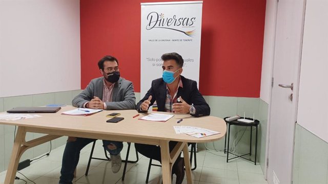 El presidente de Diversas, Sergio Siverio, y el secretario, Fran Baute, en una rueda de prensa para denunciar un veto ideológico del Ayuntamiento de Los Realejos