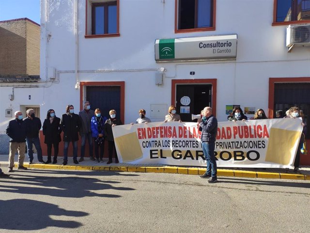 Protesta ante el centro de salud de El Garrobo