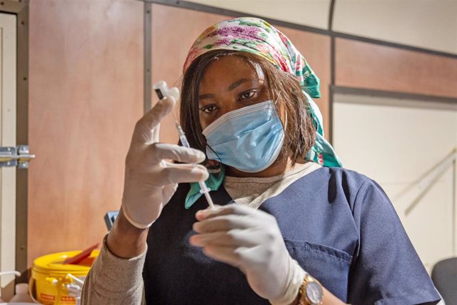 Una enfermera con una dosis de la vacuna contra el coronavirus en Sudáfrica