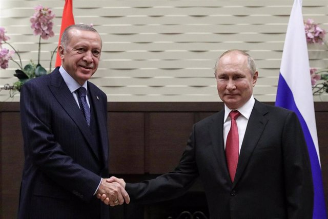 Archivo - El presidente de Turquía, Recep Tayyip Erdogan, y su homólogo ruso, Vladirmir Putin
