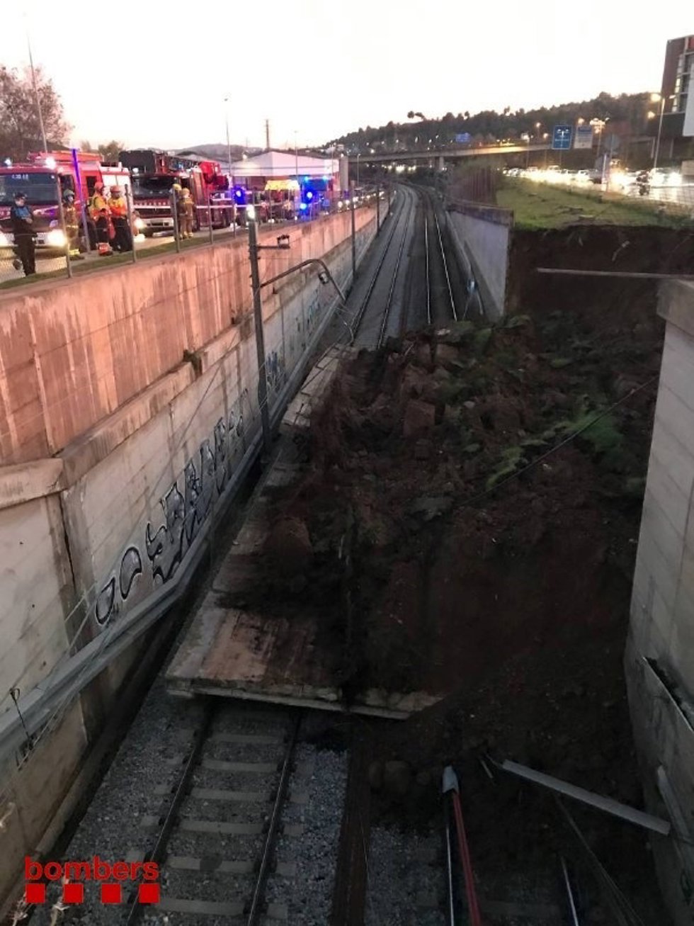 Desprendimiento en la vía de FGC entre Les Fonts y Terrassa (Barcelona).