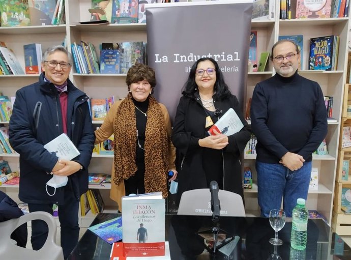Luciano Feria, poeta; Julia Castellano, en quien se basa el personaje de Olalla; Inma Chacón, autora de Los silencios de Hugo, y Ángel María Martínez, jurado del Premio de Narrativa Española Dulce Chacón