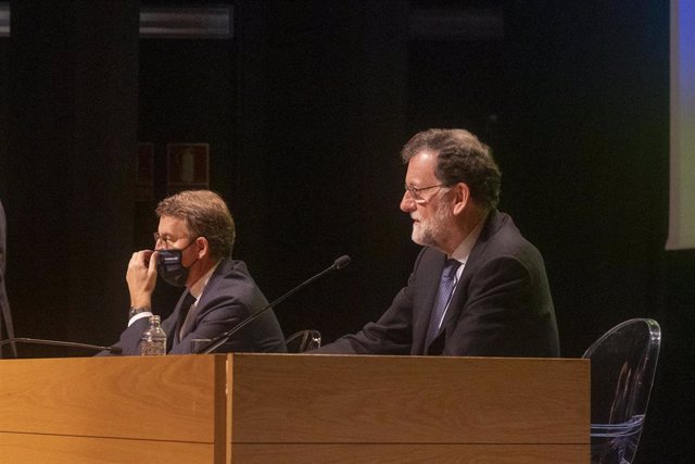 El expresidente del Gobierno Mariano Rajoy (d) y el presidente de la Xunta de Galicia Alberto Núñez Feijóo (i), en la presentación del libro ‘Política para adultos’. en el Auditorio Abanca, a 3 de diciembre de 2021, en Santiago de Compostela.