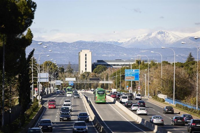 Tráfico en la autovía A-6, a 3 de diciembre de 2021, en Madrid (España). La Dirección General de Tráfico prevé más de 8 millones de desplazamientos para este puente de diciembre.