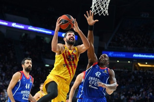 Nikola Mirotic en una acción de la victoria del Barça ante Anadolu Efes en el Sinan Erdem de Estambul (93-95), en la Euroliga 2021/22