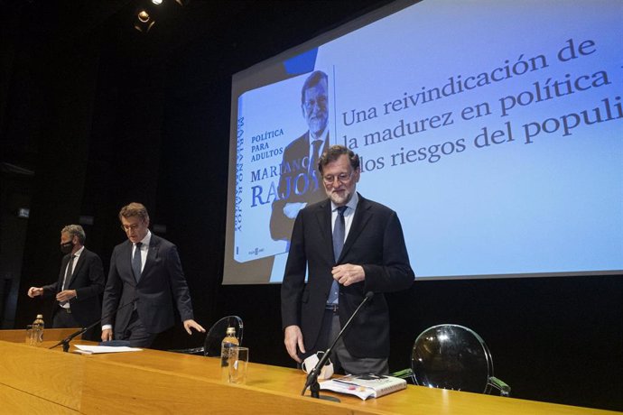 El expresidente del Gobierno Mariano Rajoy (d) y el presidente de la Xunta de Galicia Alberto Núñez Feijóo (c), en la presentación del libro Política para adultos. en el Auditorio Abanca, a 3 de diciembre de 2021.