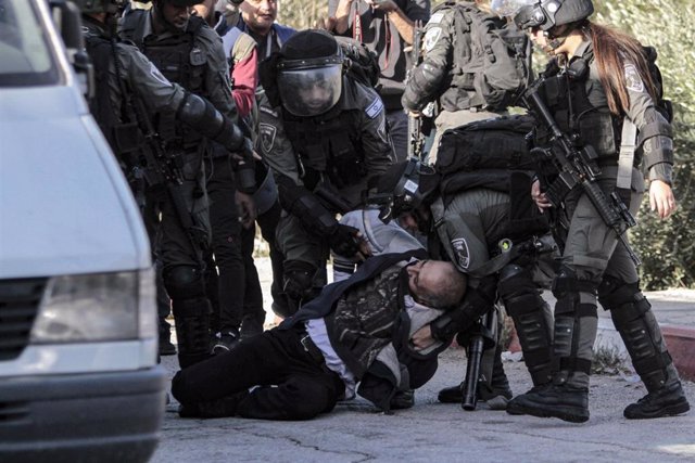 Soldados israelíes reducen a un ciudadano palestino.