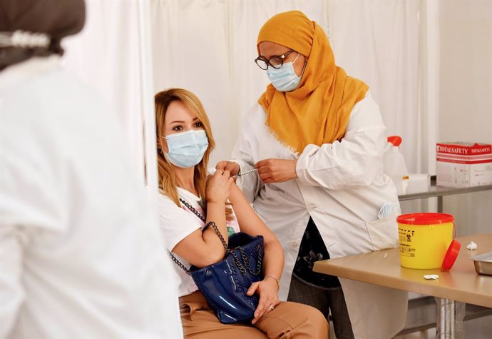 Archivo - 27 April 2021, Tunisia, Tunis: A woman receives a dose of the Pfizer-BioNTech Coronavirus (Covid-19) vaccine at Ariana Youth vaccination Center. Photo: Jdidi Wassim/SOPA Images via ZUMA Wire/dpa