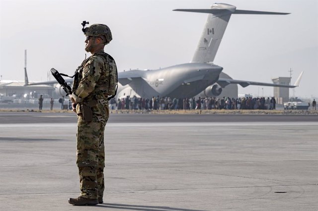 Archivo - 20 August 2021, Afghanistan, Kabul: A US Air Force soldier stands guard as evacuees are loaded onto a C-17 Globemaster III aircraft during the evacuation process at Hamid Karzai International Airport. Photo: Sra Taylor Crul/U.S. Air/Planet Pix v