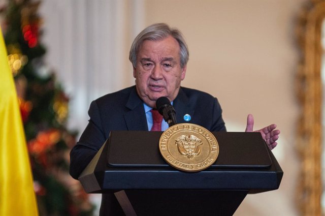 24 November 2021, Colombia, Bogota: UN Secretary-General Antonio Guterres (L) speaks with Colombian President Ivan Duque (Not Pictured) at a press conference during the visit of the United Nations Secretary-General Antonio Guterres for the 5th anniversary
