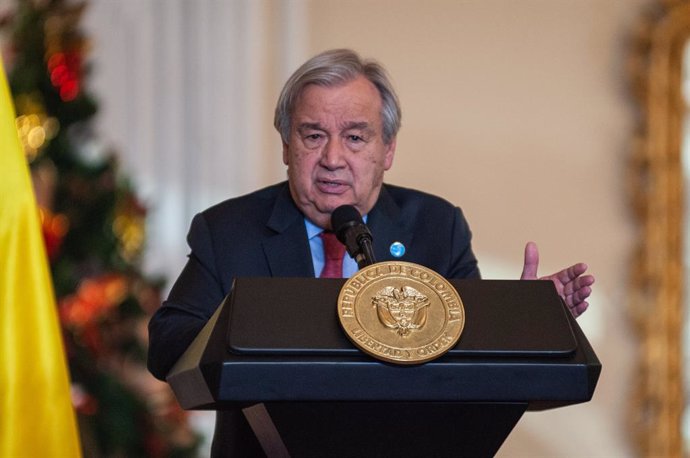24 November 2021, Colombia, Bogota: UN Secretary-General Antonio Guterres (L) speaks with Colombian President Ivan Duque (Not Pictured) at a press conference during the visit of the United Nations Secretary-General Antonio Guterres for the 5th anniversa