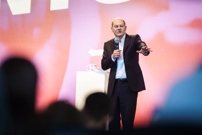 27 November 2021, Hessen, Frankfurt_Main: Olaf Scholz, candidate of the Social Democratic Party (SPD)for German Chancellor and acting Minister of Finance, speaks at the federal congress of the Young Socialists in the SPD (Jusos). Photo: Frank Rumpenhor