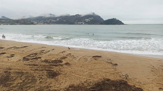 Playa de La Concha, en san Sebastián, con mal tiempo.