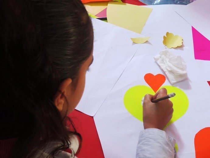 Archivo - Una niña dibuja en la Franja de Gaza