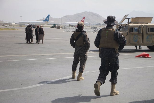 Archivo - Milicianos talibán en el aeropuerto de Kabul