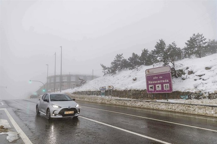 Un coche atraviesa por carretera el Puerto de Navacerrada, a 1 de diciembre de 2021, en Cercedilla, Madrid (España). La apertura de Navacerrada para este invierno es todavía una incógnita y la estación se ha convertido en motivo de conflicto entre el Go