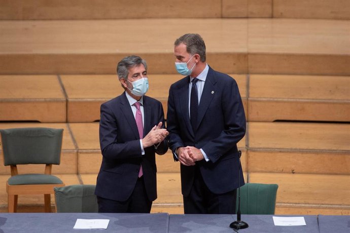 El presidente del CGPJ, Carlos Lesmes, y el rey Felipe VI en el acto de entrega de despachos a nuevos jueces en L'Auditori.