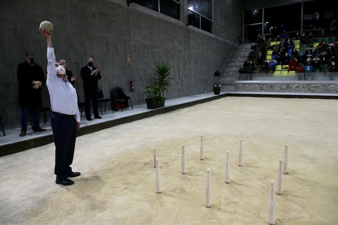 Miguel Ángel Revilla y Pablo Zuloaga inauguran la bolera de Los Corrales