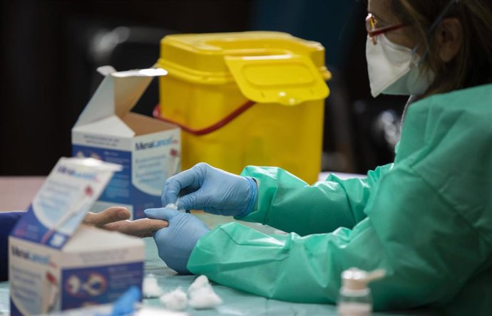 Archivo - Test de cribado de la Covid-19 en las instalaciones del Hospital Militar de Sevilla en una imagen de archivo