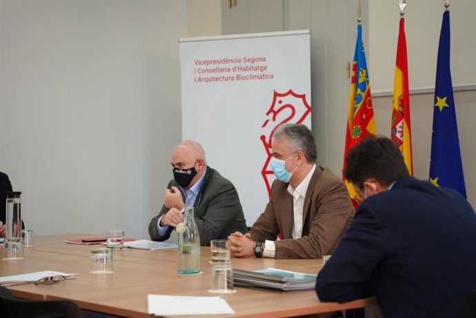 Los vicepresidentes y consejeros de Vivienda del Gobierno de Navarra y la Generalitat Valenciana, José M Aierdi y Héctor Illueca, durante la reunión