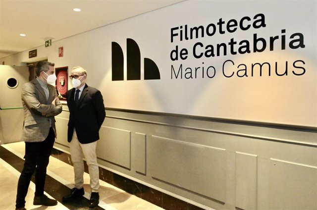 El vicepresidente y consejero de Cultura, Pablo Zuloaga, en la Filmoteca de Cantabria, que ha adquirido el nombre del cineasta cántabro Mario Camus