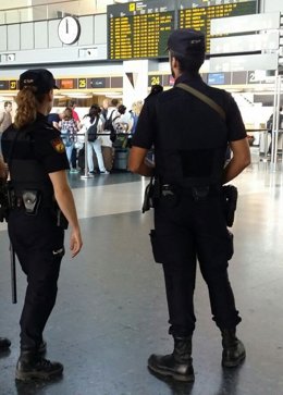 Archivo - Detenidos 3 hombres en el aeropuerto de Manises (Valencia) cuando intentaban salir de España con pasaporte falso