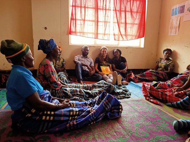 Lorena Aguirre con un grupo de mujeres en el centro psicosocial Mutima, en Lwiro.