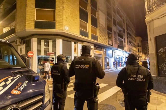 La Policía Local y la Policía Nacional colaboran en un dispositivo especial para evitar botellones.