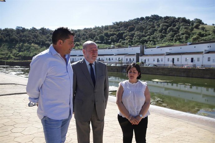 Archivo - El presidente de la Diputación de Sevilla, Fernando Rodríguez Villalobos, en una visita a San Nicolás del Puerto.
