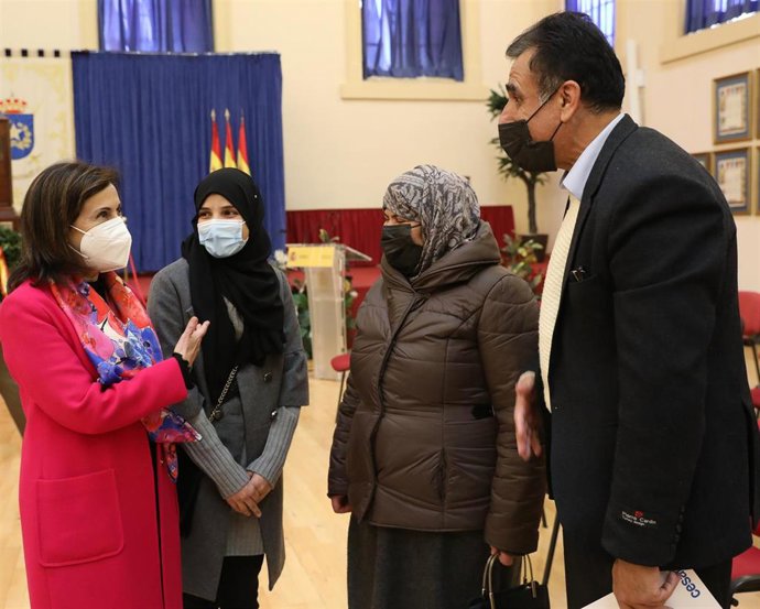 La ministra de Defensa, Margarita Robles (i), saluda a Samia, Marian y Sami, una familia que vino a España procedente de Afganistán, en el acto de entrega de condecoraciones con motivo de la operación de evacuación de Afganistán, en la Escuela de Guerra