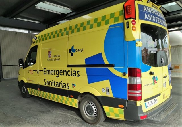 Archivo - Imagen de archivo de una ambulancia soporte vital básico de Castilla y León.