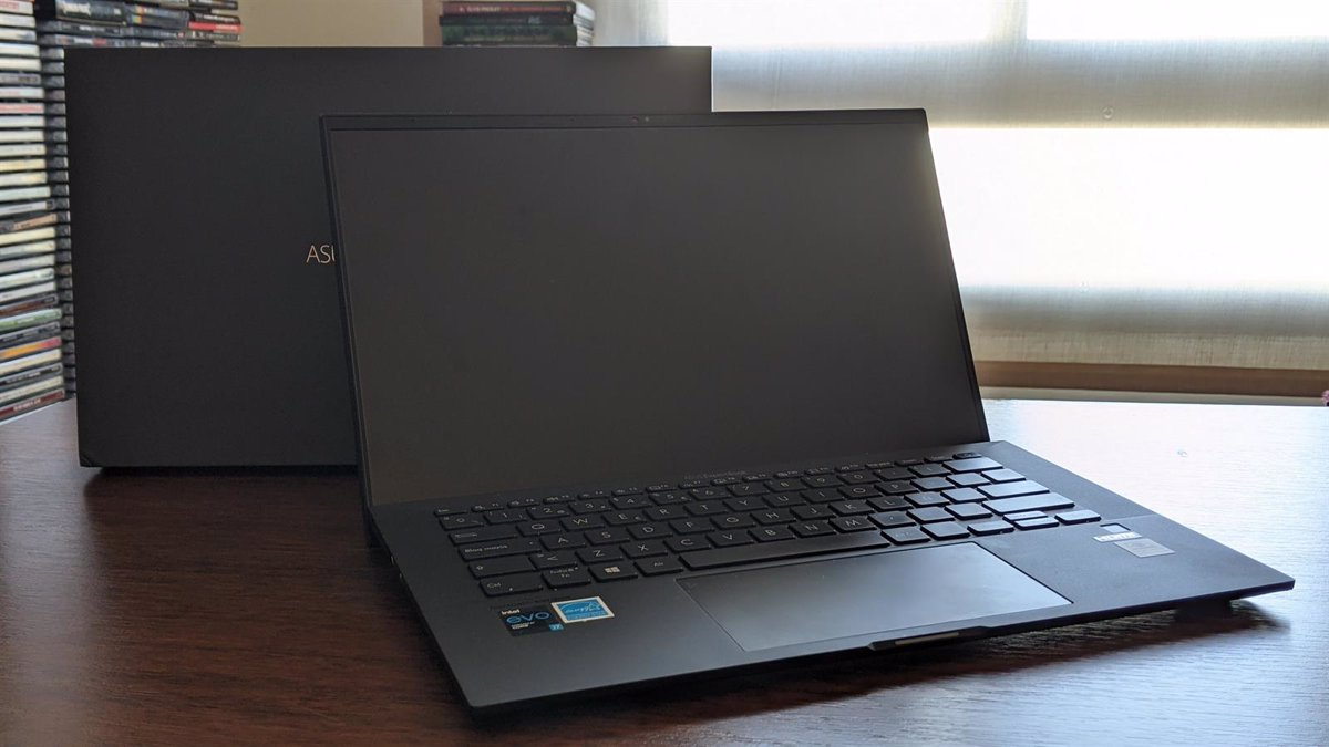 We tested Asus ExpertBook B9400, a surprisingly light laptop that does not hesitate to telecommute