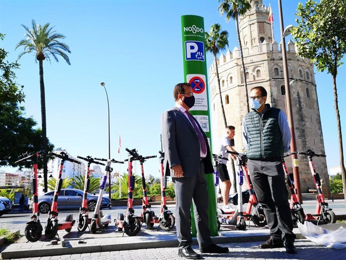 El Ayuntamiento instala monopostes en las paradas para patinetes eléctricos para mejorar la circulación