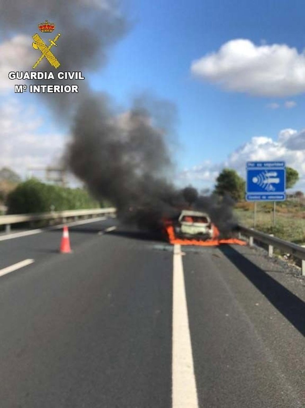 La Guardia Civil rescata a un conductor en estado grave de un vehículo en llamas parado en la A-49