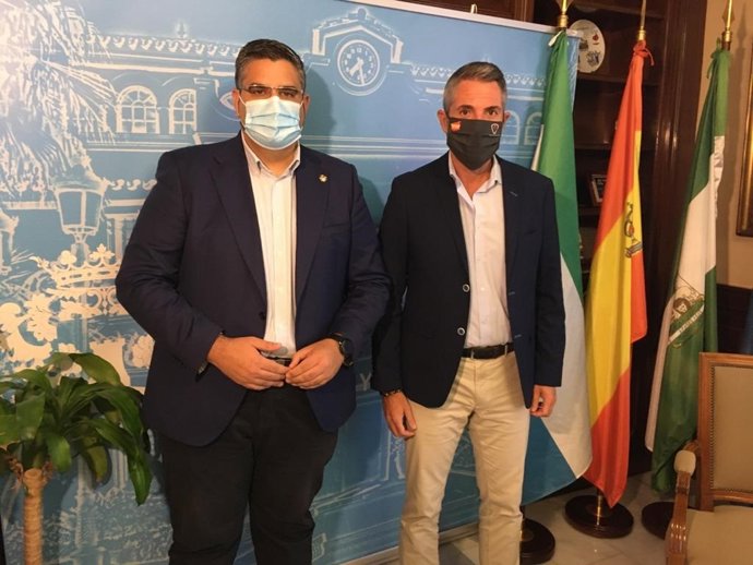 Archivo - Alcalde de Mijas, Josele González,  junto a Juan Carlos Maldonado, en una imagen de archivo