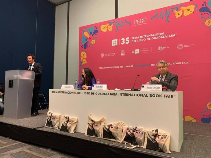 El alcalde presenta la candidatura de Cádiz en la Feria Internacional del Libro de Guadalajara para ser su sede en 2025
