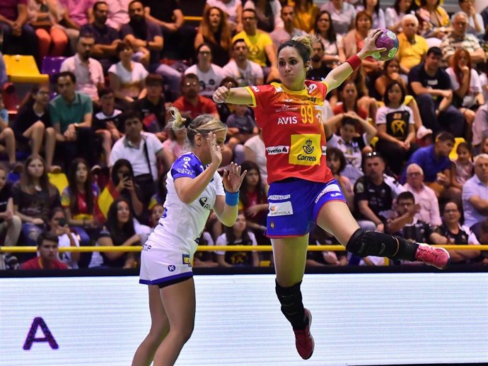 Archivo - Mireya González, durante un partido con la selección española de balonmano femenino.