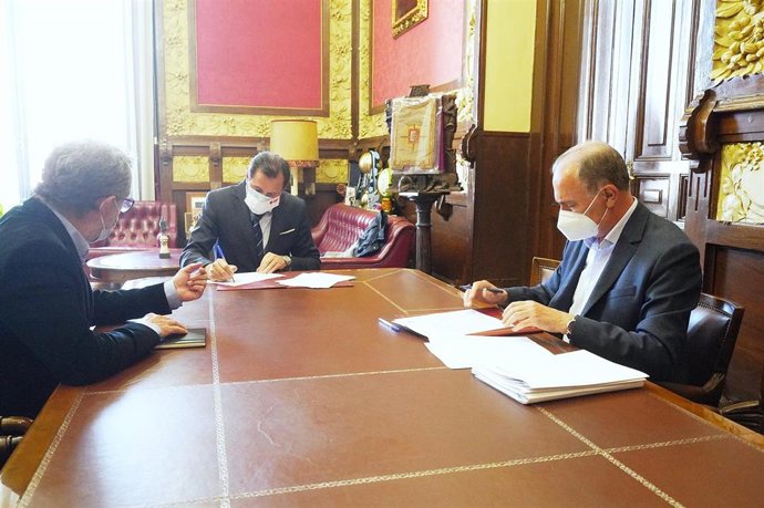 Archivo - Óscar Puente, en el centro; Manuel Saravia (izquierda) y el director gerente de la SVAV, Antonio Gato (derecha), en la firma del acuerdo de adjudicación de los nuevos túneles de Labradores y Panaderos.