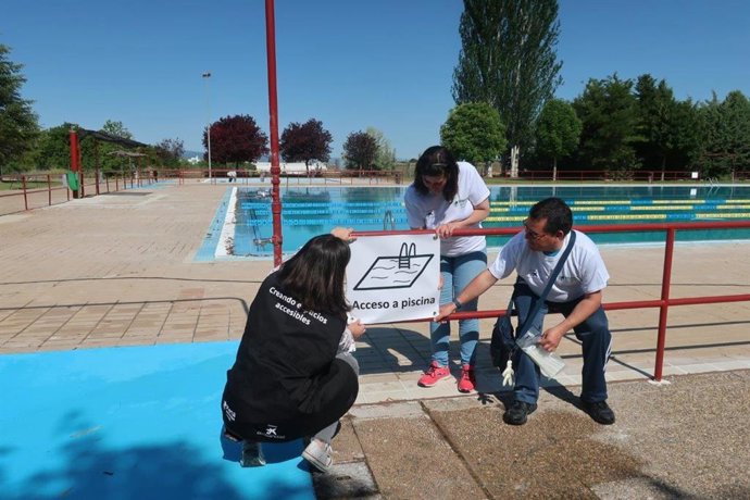 Archivo - Señalización para convertir la piscina de Los Planos de Teruel en una instalación con accesibilidad cognitiva