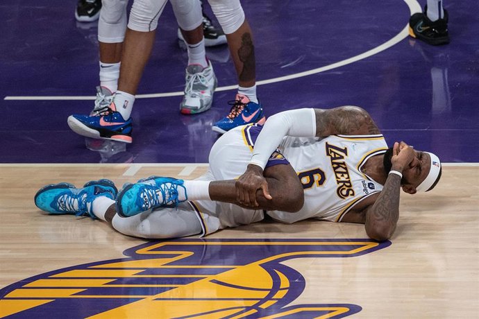 Archivo - LeBron James tras lesionarse en la rodilla el pasado mes de octubre ante Memphis