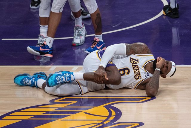 Archivo - 24 October 2021, US, Los Angeles: Los Angeles Lakers player LeBron James grimaces in pain and holds his knee after a fall during the NBA basketball match between Los Angeles Lakers and Memphis Grizzlies at the STAPLES Center. Photo: Javier Rojas