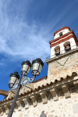 Archivo - Una de las farolas con la renovada iluminación de tecnología led ya instalada en Dos Torres.
