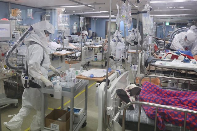 23 November 2021, South Korea, Pyeongtaek: Medical personnel in full protective gear attend to COVID-19 patients in the intensive care unit of a COVID-only hospital in Pyeongtaek, 70 kilometers south of Seoul. South Korea recorded 2,699 new infections wit